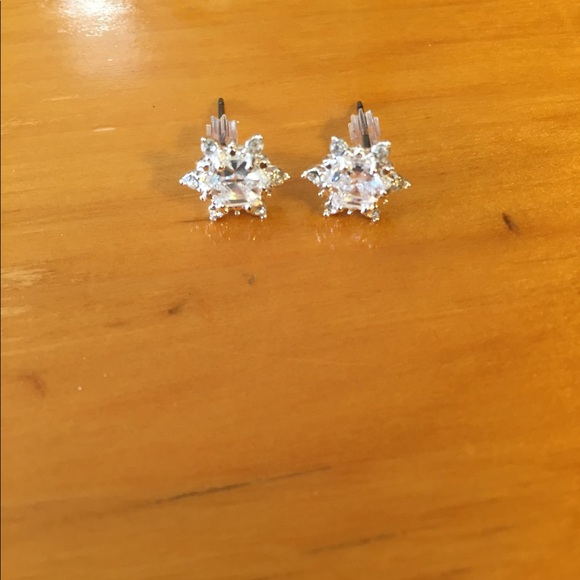 Dainty snowflake earrings - Picture 2 of 3